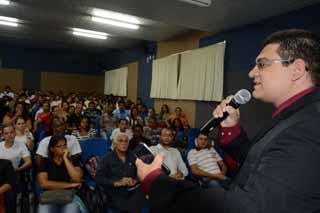 Contador tributarista, Rodrigo Rosa, orienta alunos da FAMA