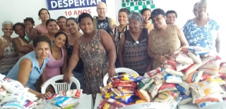FAMA distribui alimentos em comunidade carente do Fernando Collor